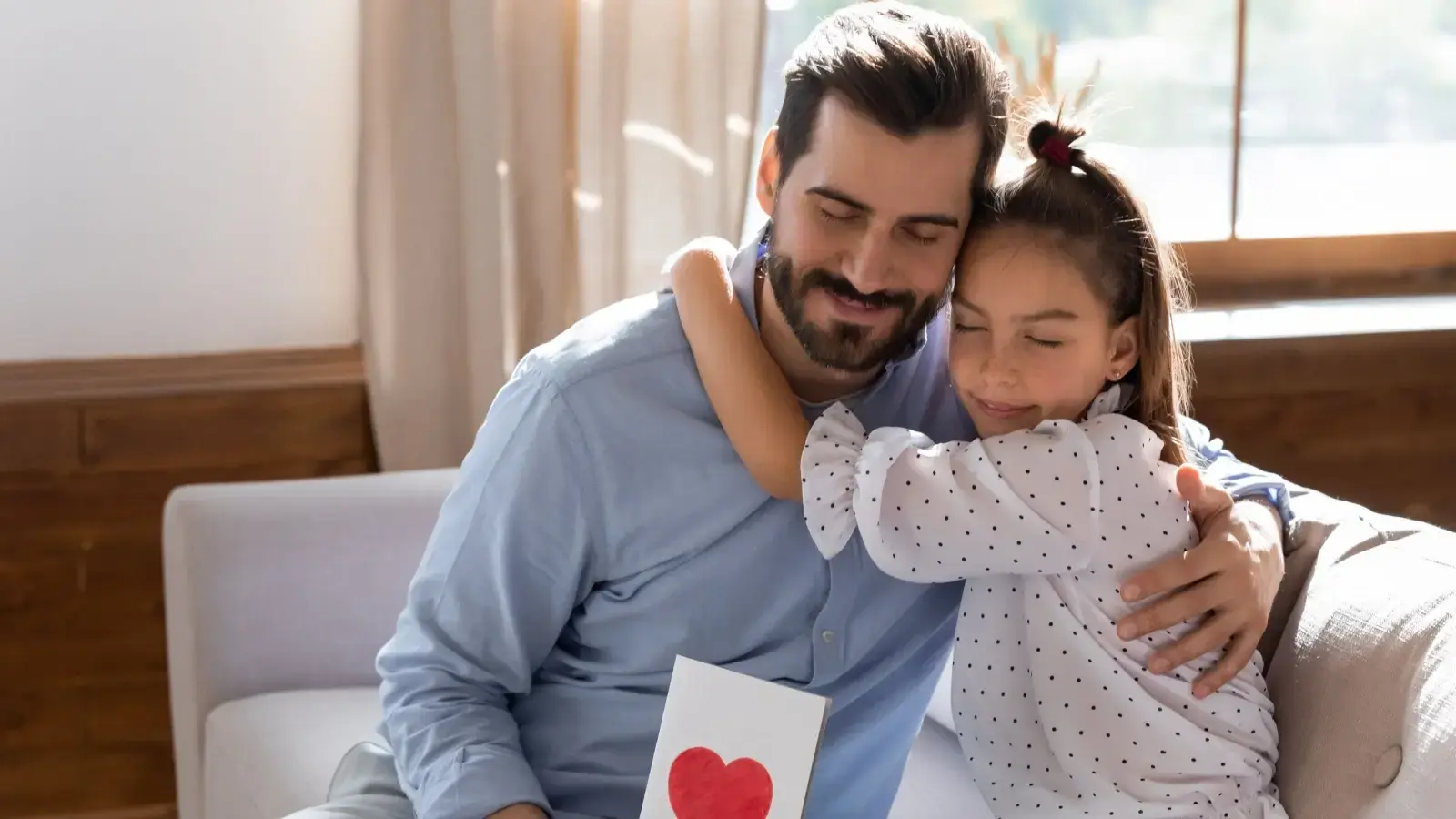 Régimen de visitas. Padre abrazando a su hija.