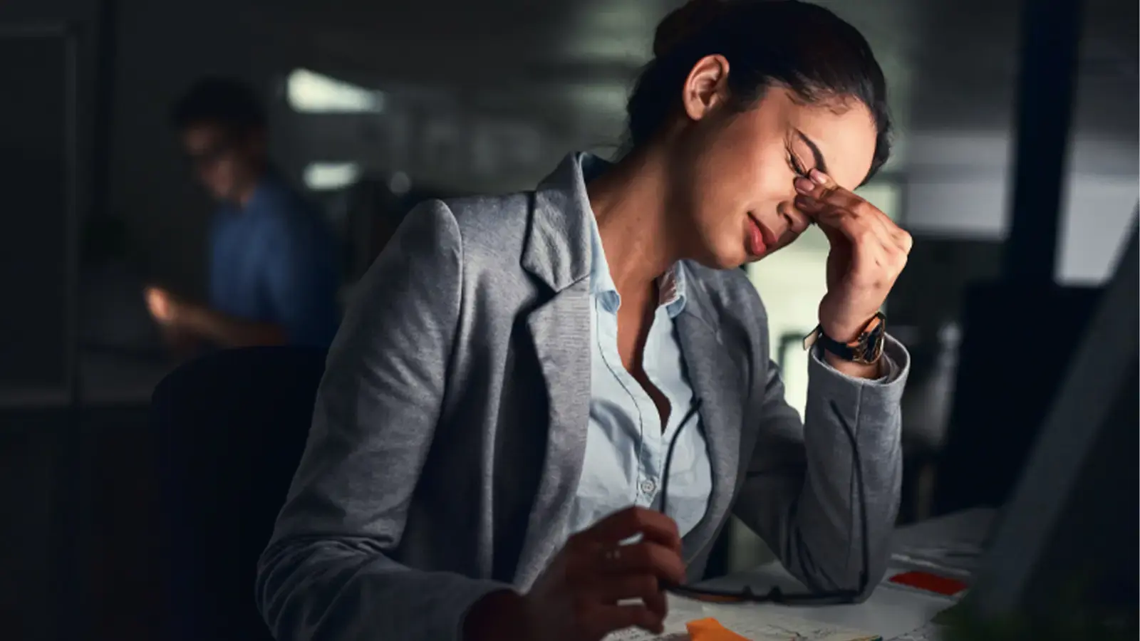 Pago de remuneraciones. Mujer trabajando hasta tarde
