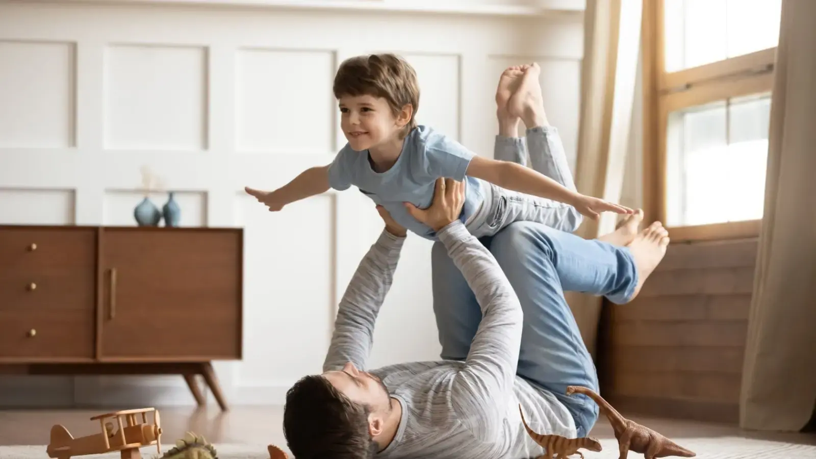 Pensión de alimentos. Papá jugando con su hijo pequeño