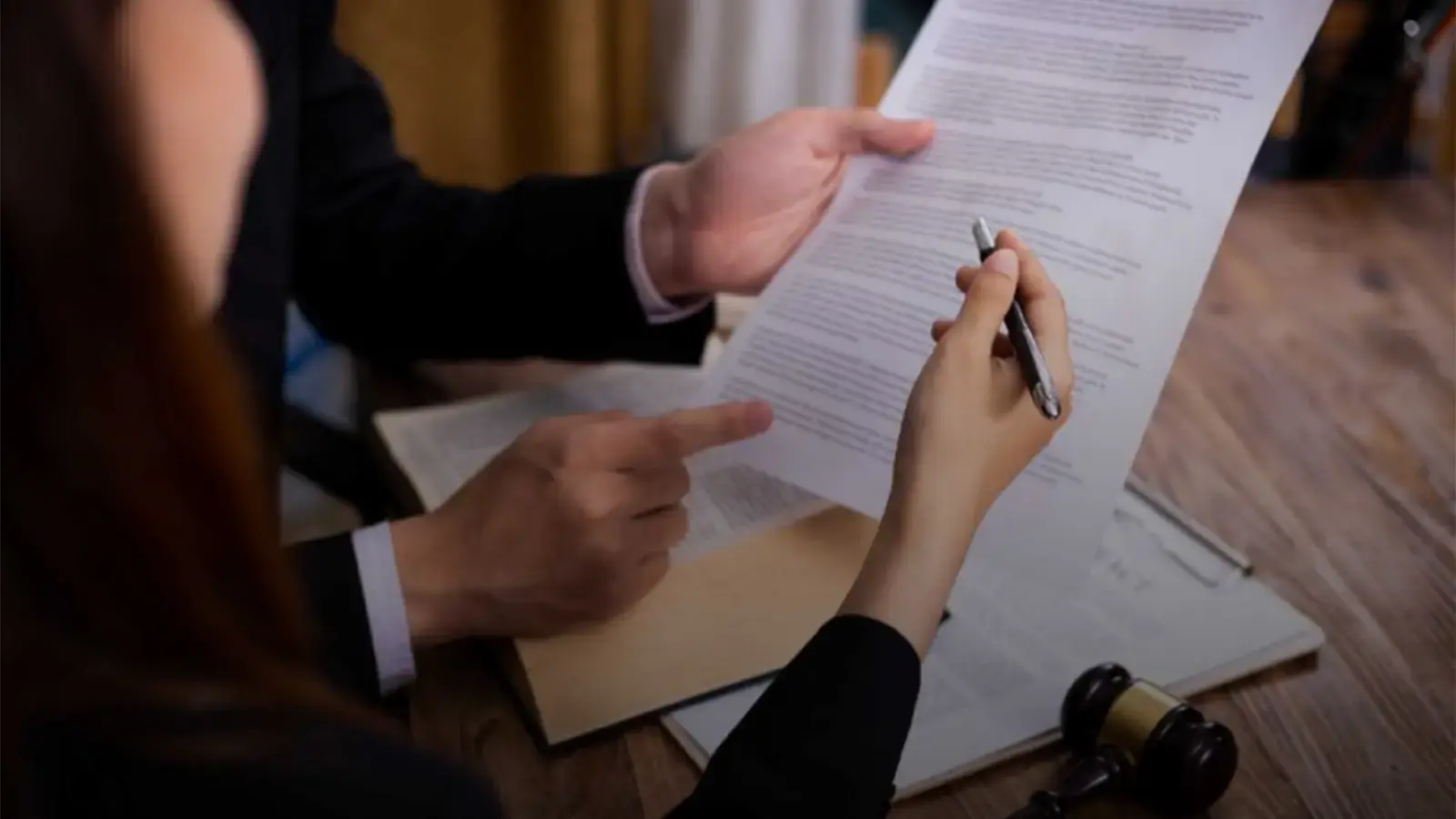 Reserva de derechos. Abogado y mujer revisando contrato